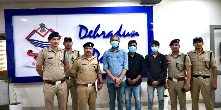 राजधानी देहरादून में पकड़ा गया फर्जी कॉल सेंटर… अमेरिका और कनाडा के लोगों को लगाते थे चूना